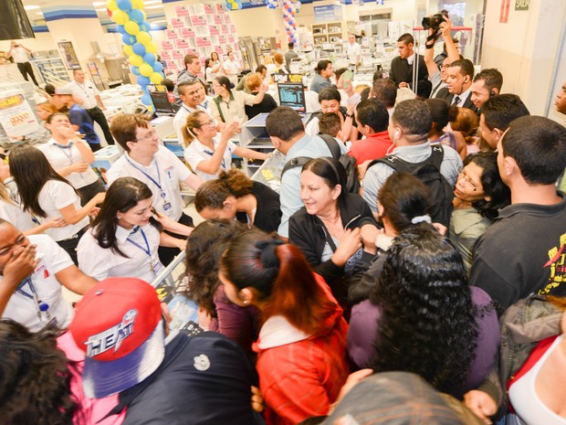 Multidão tenta aproveitar promoções da Black Friday no Centro de São Paulo (Foto: Flavio Moraes/G1)