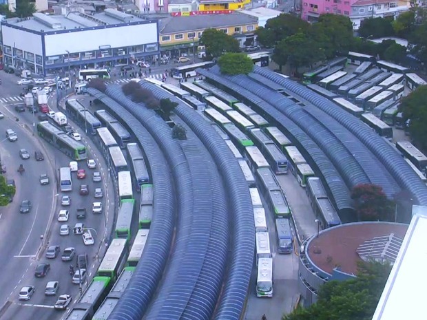 Terminal fica lotado de ônibus durante paralisação de duas horas programada pelos motoristas em protesto contra proposta de aumento feita pelo sindicato patronal em São Paulo (Foto: Reprodução/TV Globo)