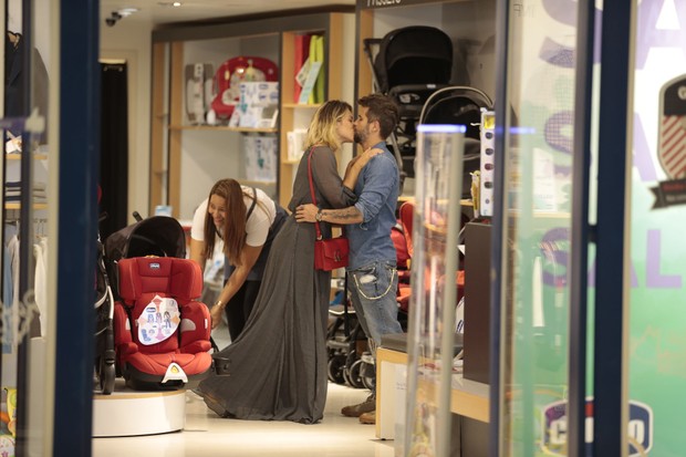 Bruno Gagliasso e Giovanna Ewbank fazem compras (Foto: Felipe Panfili/Divulgação)