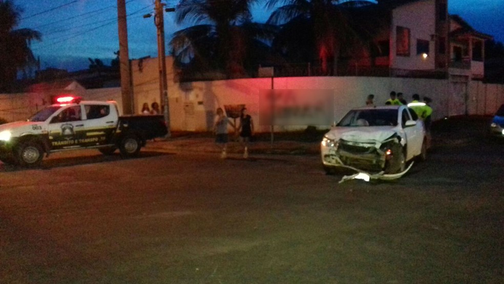 Colisão aconteceu em cruzamento (Foto: Aurora Fernandes/TV Anhanguera)