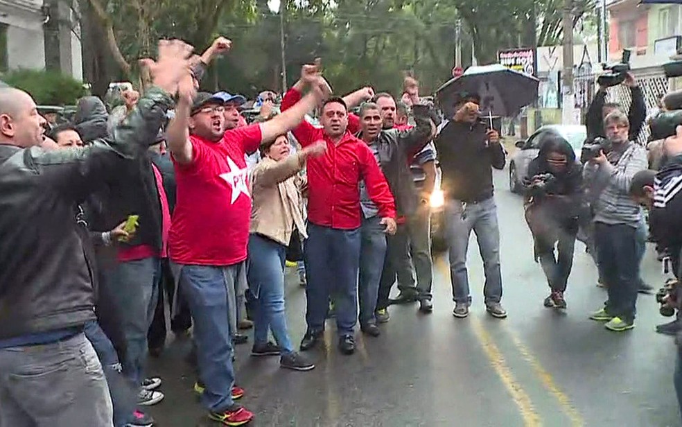 Manifestantes foram para a porta do Fórum dar apoio a Lula (Foto: GloboNews/Reprodução)
