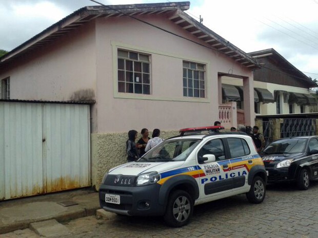 Homem é morto a facadas por suspeita de assédio a uma das filhas em Santana do Jacaré (Foto: Reprodução EPTV) Homem é morto a facadas por suspeita de assédio a uma das filhas em Santana do Jacaré (Foto: Reprodução EPTV)