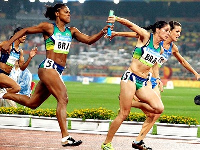 Thaisa recebe o bastão de Lucimar na final olímpica de 2008 (Foto: Divulgação/COB)