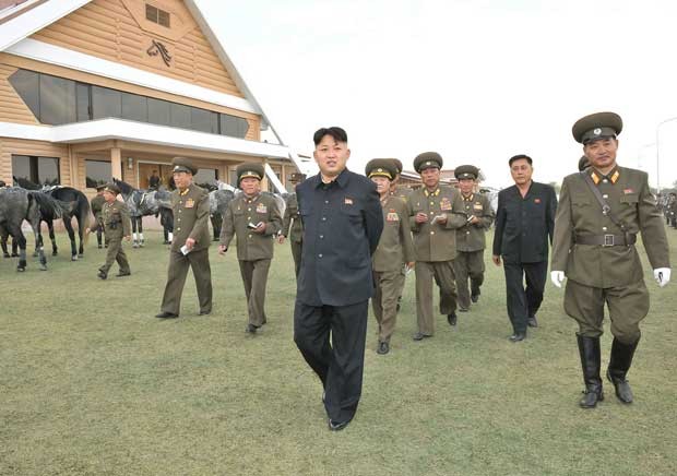Foto sem data divulgada nesta terça-feira (22) mostra  Kim Jong-un visitando Mirim Riding Club em Pyongyang (Foto: KCNA VIA KNS/ AFP)
