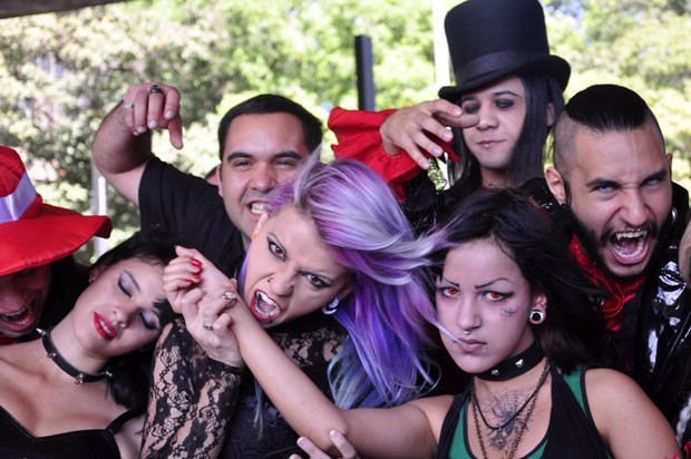 Dia do Vampiro é celebrado por adeptos do vampirismo no vão do Masp (Foto: Cris Faga/Fox Press Photo/Estadão Conteúdo)
