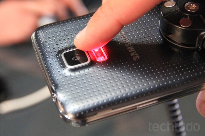 Galaxy S5, S5 mini e S5 duos possui câmera traseira acompanhada de sensor de batimentos cardíacos (Foto: Allan Melo/TechTudo)