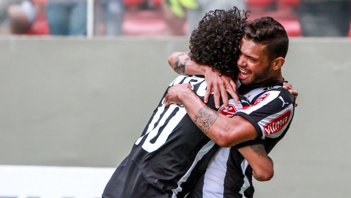 Luan e Carlos comemoram gol (Foto: Bruno Cantini/ Atlético-MG)