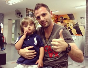 Meia argentino Montillo, com o filho na Vila Belmiro (Foto: Fabio Maradei / Santos FC)