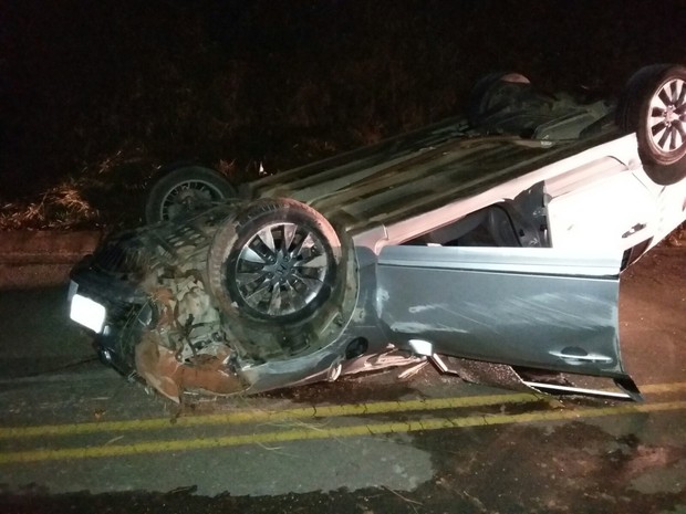 Mulher morreu ainda no local do acidente em Ibitiúra de Minas (Foto: Polícia Militar)