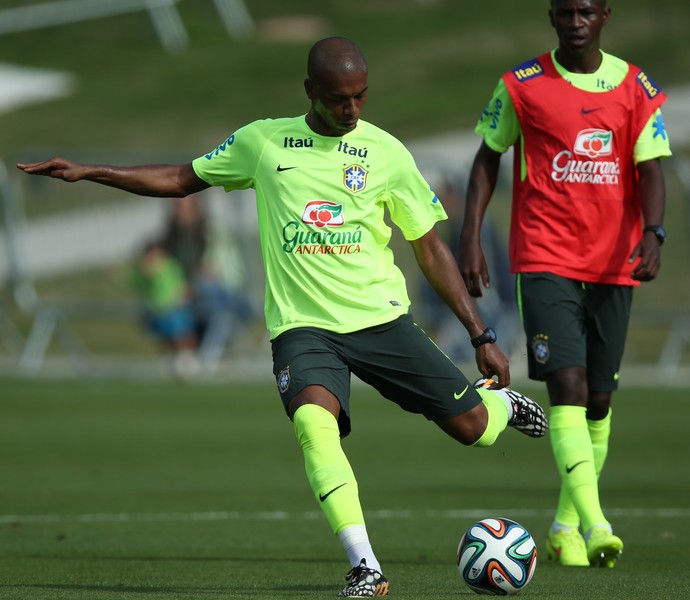 Fernandinho no treino da Seleção (Foto: Mowa Press)