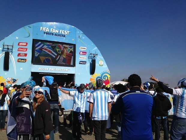  Torcedores argentinos tomam conta da Fan Fest, em Porto Alegre (Foto: Fernanda Canofre/G1)