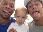 Neymar acompanha o filho e mostra a língua