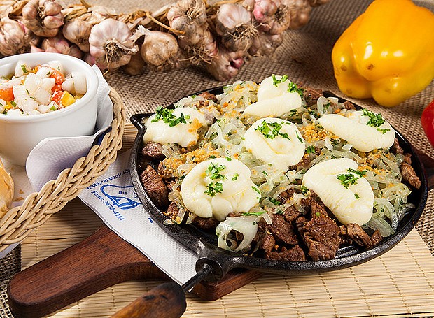 Pé pra Fora: Cubos de filé mignon servidos na chapa com cebola, alho e catupiry (Foto: Divulgação)