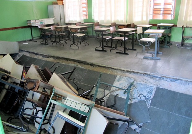 Buraco se abriu próximo a entrada da sala de aula de uma escola de Cubatão, SP (Foto: Mariane Rossi/G1)
