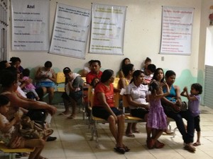 O G1 flagrou a sala de espera do Hospital da Criança cheia (Foto: Marcelo Marques/G1 RR)