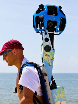 Chris Officer carrega a mochila do Google Street View enquanto caminha na praia da Ilha de S. George, na Flórida (EUA). (Foto: AP/Visit Florida, Colin Hackley)