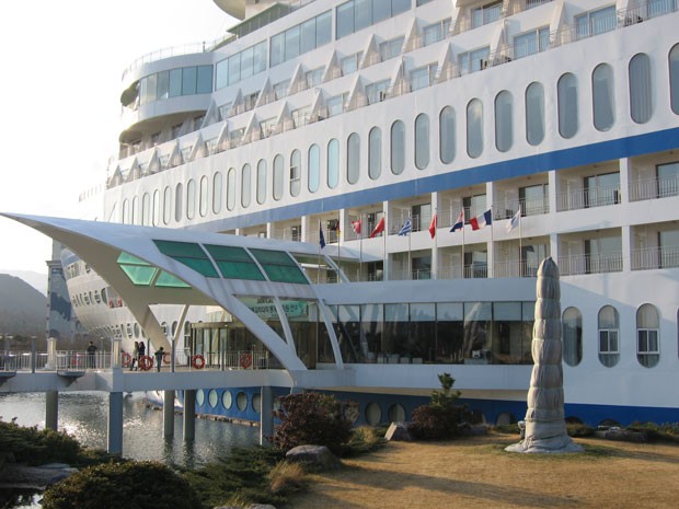 O Sun Cruise Resort &amp; Yacht é um hotel que fica dentro de um navio (Foto: Creative Commons/Khym54)