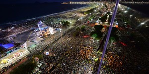 FOTOS: fiéis lotam Copacabana (Christophe Simon/AFP)
