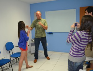 Dave Herman posa para fotos com aluna de curso de inglês no Rio (Foto: Adriano Albuquerque/SporTV.com)