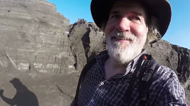 Ian Argus Stuart durante seus dias em uma ilha recém-formada perto de Tonga (Foto: Reprodução/YouTube/Docastaway - Desert Island Experience)