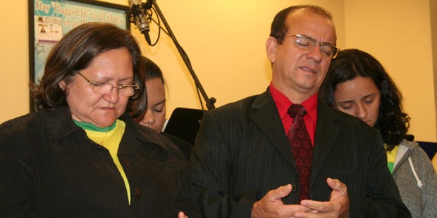 Pastor brasileiro Walcir da Silva em sua igreja na cidade de Bethel, que atende a fiéis que têm filhos na escola Sandy Hook (Foto: Walnut Hill Community Church)