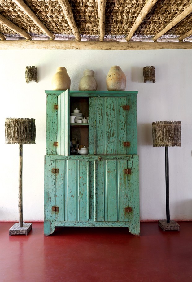 Louceiro | Em frente à cozinha, o móvel mineiro é ladeado por duas luminárias de chão feitas de piaçava, com pés de madeira de coqueiro (Foto: Evelyn Müller / Living Inside)