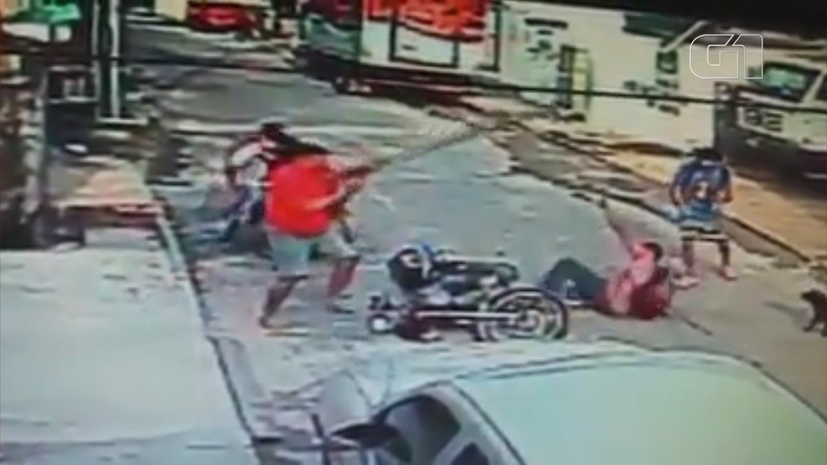 Homem Tenta Assaltar Trio E Agredido Ap S V Timas Perceberem Que Arma