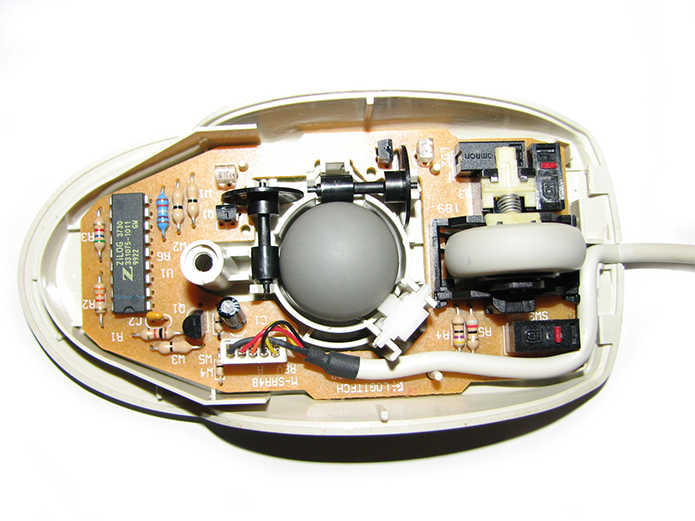 Mouses usavam uma bolinha e dois sensores óticos para registrar movimento. Sistema não era ágil e preciso e era propenso a falhas com o tempo (Foto: Reprodução/Wikipedia)