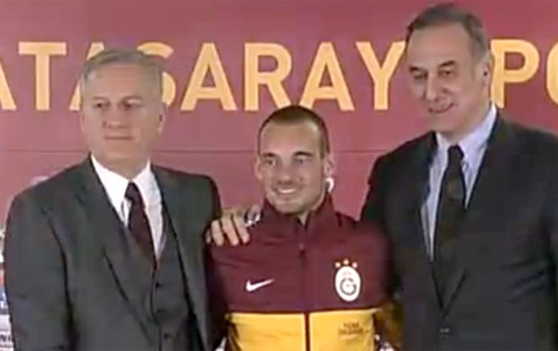 Wesley Sneijder apresentado no Galatasaray (Foto: Reprodução)
