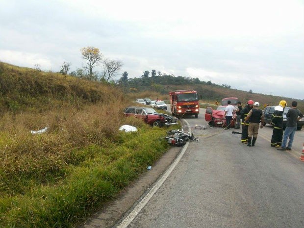 G1 Acidente deixa dois mortos e cinco feridos em Resende Costa, MG notícias em Zona da Mata Adesivo De Azulejo Pastilha Vermelho ~ G1 Acidente deixa dois mortos e cinco feridos em Resende Costa, MG notícias em Zona da Mata