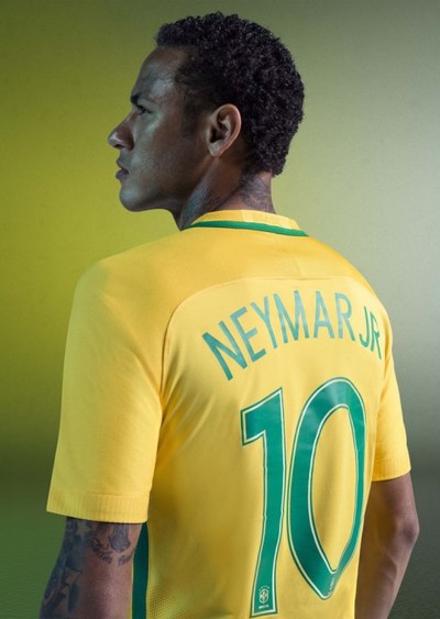 Neymar com a nova camisa da seleção brasileira (Foto: Divulgação / Nike)