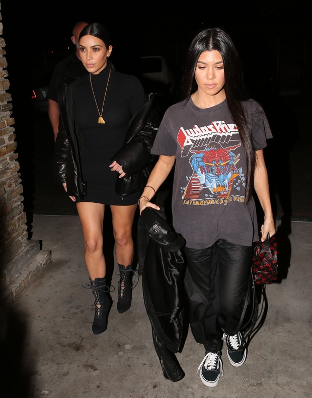 X17 - Kim Kardashian e Kourtney Kardashian em cinema em Los Angeles, nos Estados Unidos (Foto: X17online/ Agência)