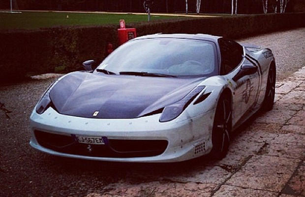 Pato coloca Ferrari 458 a venda na Itália (Foto: Reprodução Twitter)