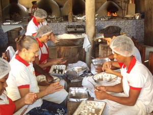 Tia Naninha com os funcionários, durante confecção dos biscoitos, em Natividade (TO) (Foto: Jesana de Jesus/G1)