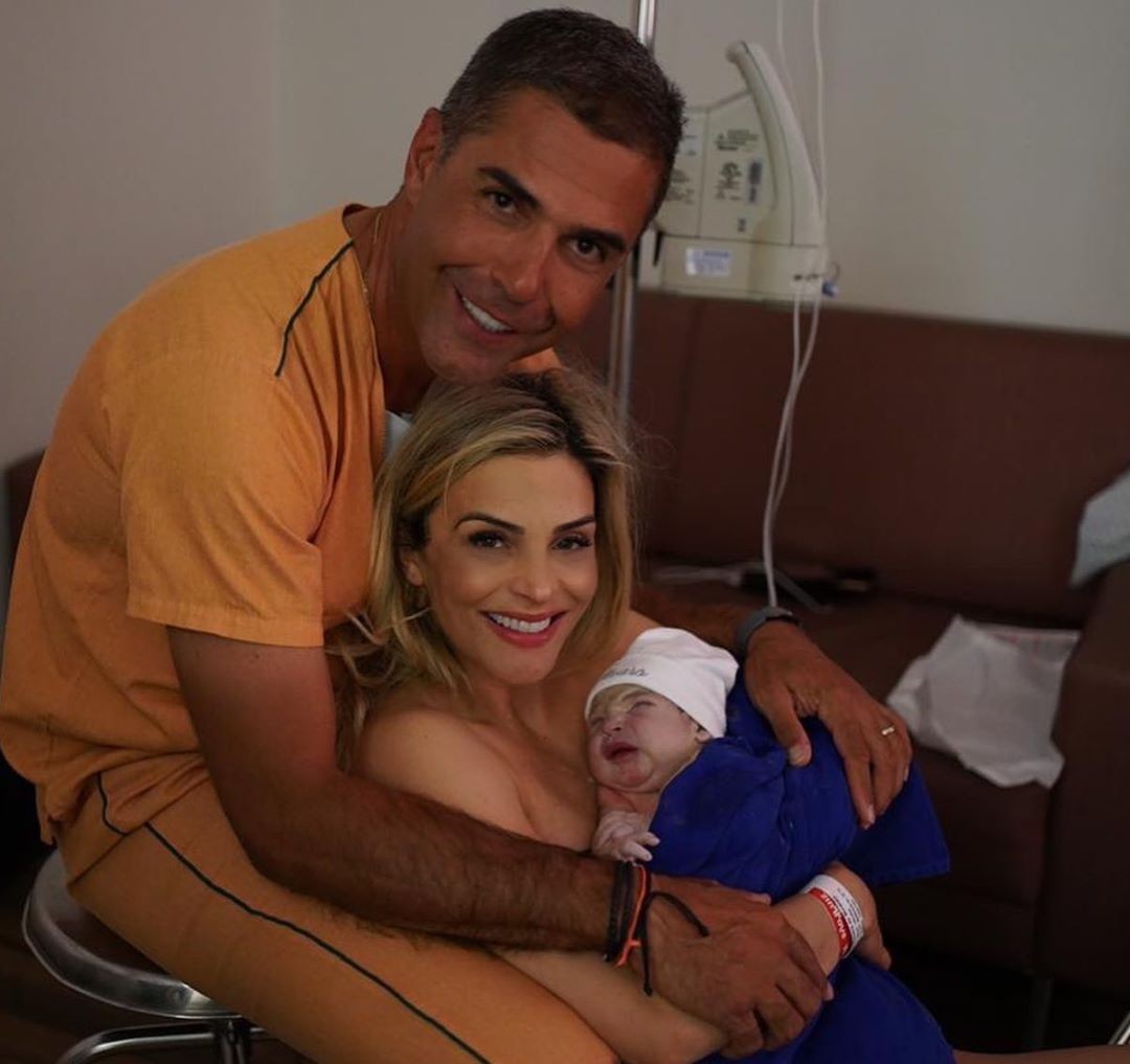 Denize Severo e Doda Miranda com Álvaro, filho recém-nascido do casal (Foto: Reprodução/Instagram)