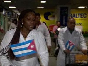 Médicos cubanos desembarcam em Salvador para atuar em 22 cidades (Foto: Imagem/ TV Bahia)