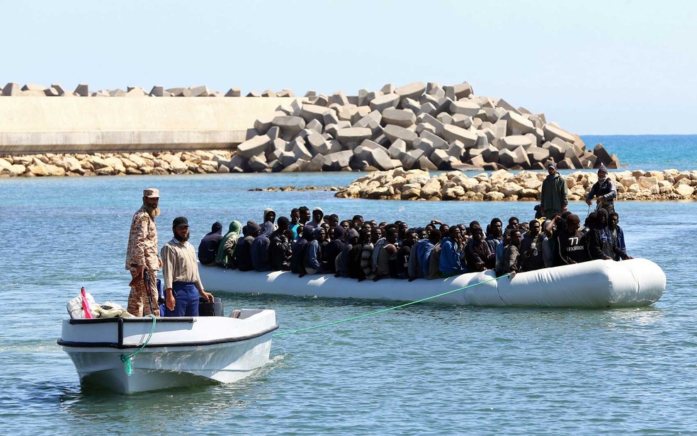 Africanos chegam à costa depois de serem resgatados pelos guardas da Líbia (Foto: Mahmud Turkia / AFP Photo)