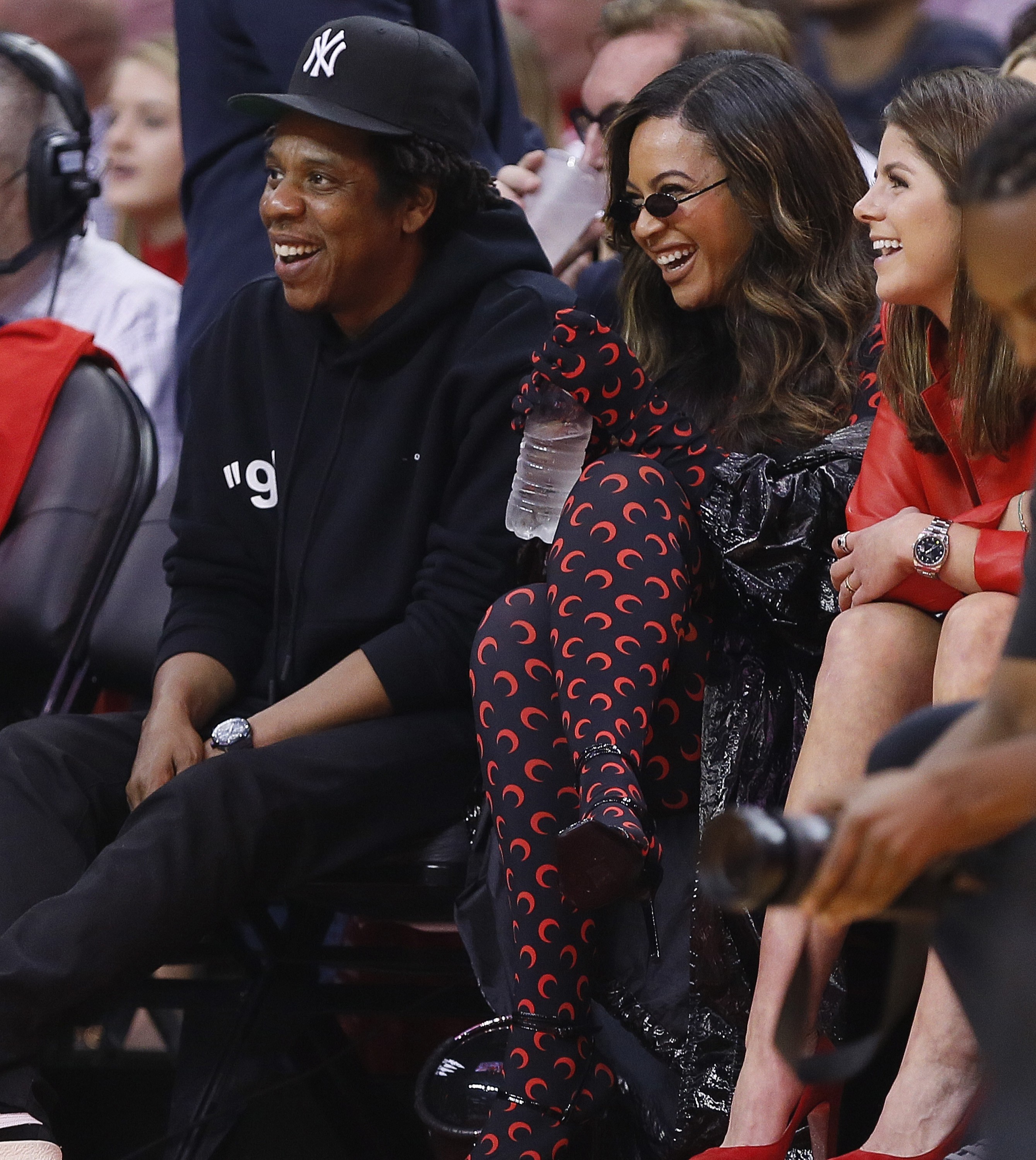HOUSTON, TEXAS - MAY 10: Jay-Z and Beyonce watch from courtside  during Game Six of the Western Conference Semifinals of the 2019 NBA Playoffs at Toyota Center on May 10, 2019 in Houston, Texas. NOTE TO USER: User expressly acknowledges and agrees that, b (Foto: Getty Images)