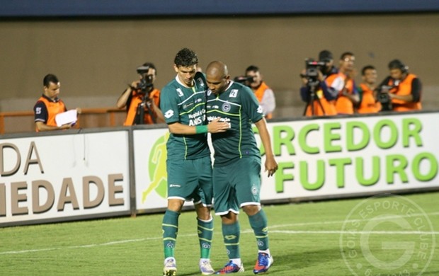 Júnior Viçosa comemora gol com Walter, do Goiás (Foto: Rosiron Rodrigues/Goiás E.C)