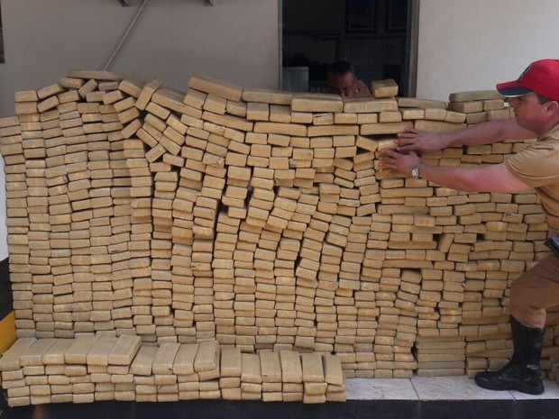 Tabletes de maconha foram levados no posto da PRE em Tamboara (Foto: Divulgação/PRE)
