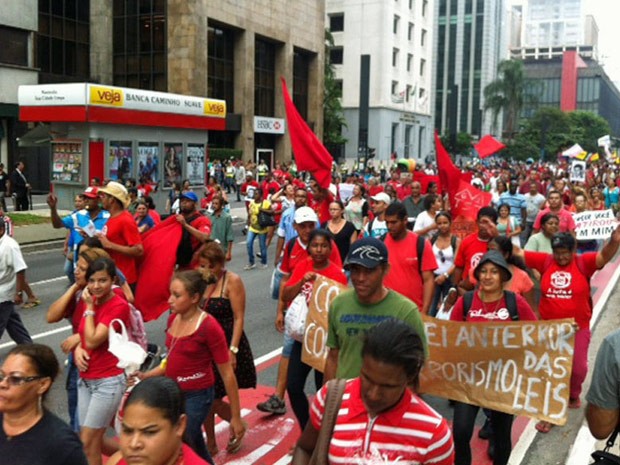 Integrantes do MTST realizaram ato contra a ditadura militar na Paulista nesta terça-feira (Foto: Lívia Machado/G1)