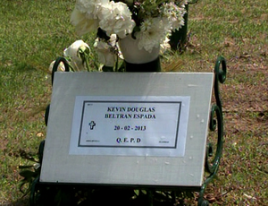 Túmulo de Kevin Espada, torcedor boliviano morto ao ser atingido por sinalizador (Foto: Reprodução SporTV)