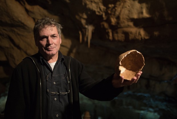 Professor Israel Hershkovitz mostra parte de um crânio de 55 mil anos encontrado em gruta de Israel  (Foto: Menahem Kahana/AFP)