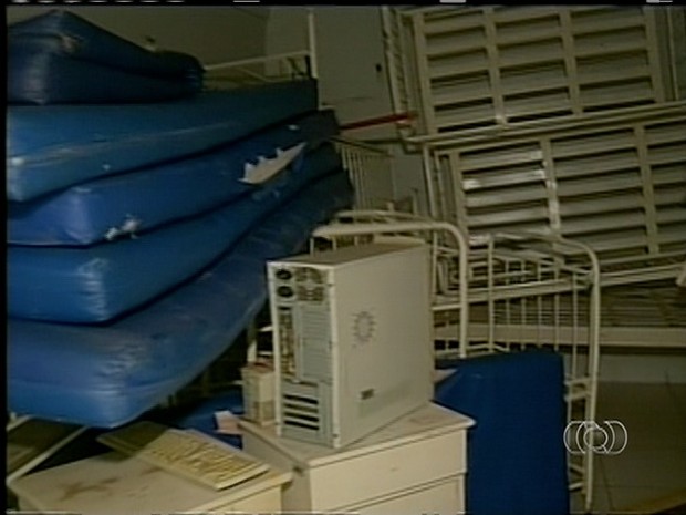Sala de raio-x se transformou em depósito no hospital de Araguatins (Foto: Reprodução/TV Anhanguera TO)