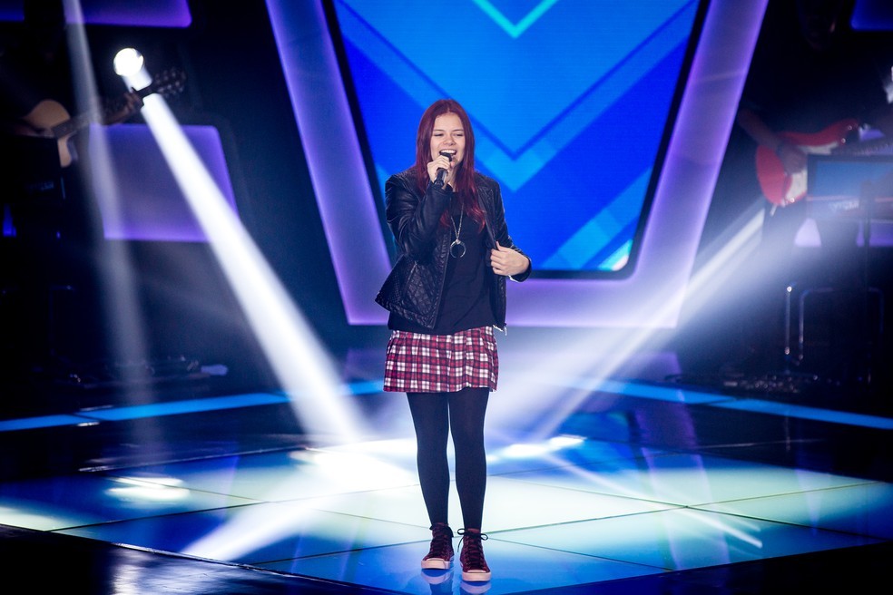 A candidata Sabrina Meireles se apresenta no palco (Foto: Isabella Pinheiro/Gshow)