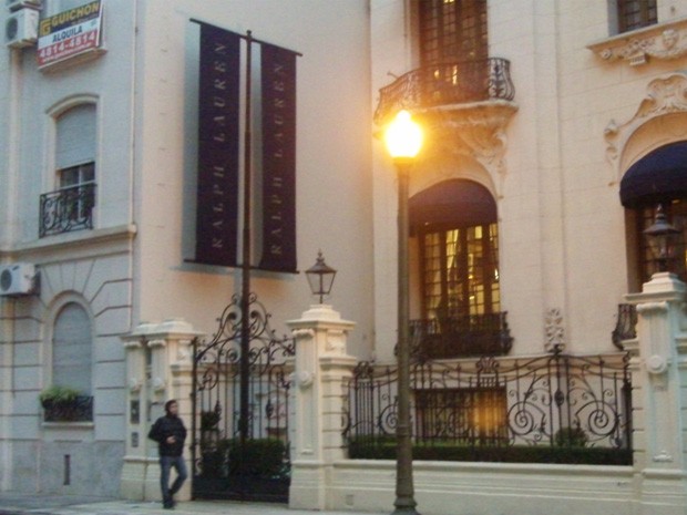 Polo Ralph Lauren é a última de quatro grifes estrangeiras a fechar as portas em Buenos Aires (Foto: Marcia Carmo/BBC)