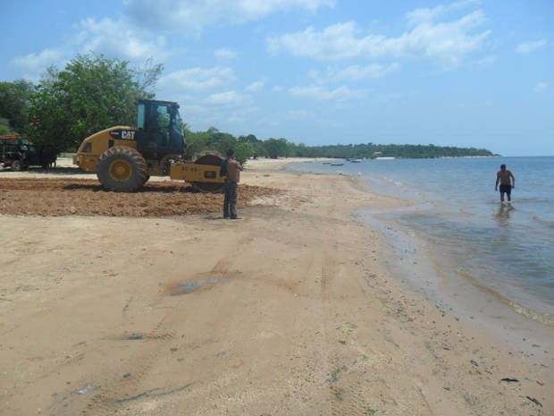 Máquinas realizaram terraplenagem na areia (Foto: Reprodução / TV Tapajós)