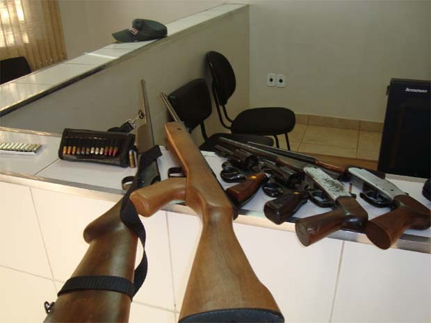 Armas foram encontradas no guarda-roupas  (Foto: Divulgação/ Polícia Militar)
