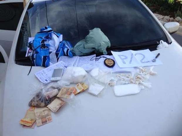 Drogas estavam em um comércio de doces na Penha (Foto: Narayanna Borges/ InterTv Planície) Drogas estavam em um comércio de doces na Penha (Foto: Narayanna Borges/ InterTv Planície)