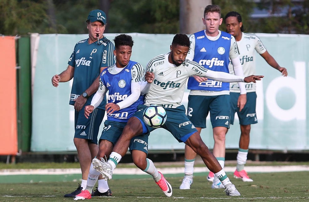 Cuca (à esq.) comanda o treino na segunda-feira (Foto: Fabio Menotti/Ag. Palmeiras)
